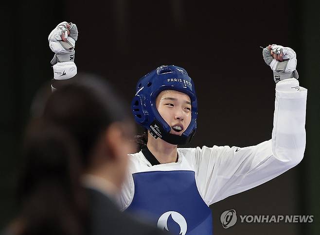 김유진, '세계랭킹 1위' 꺾고 결승행 (파리=연합뉴스) 신준희 기자 = 8일(현지시간) 프랑스 파리 그랑팔레 태권도경기장에서 열린 2024 파리올림픽 태권도 여자 57kg급 준결승에서 중국의 뤄쭝스를 꺾고 결승에 오른 한국 김유진이 기뻐하고 있다. 2024.8.8 hama@yna.co.kr