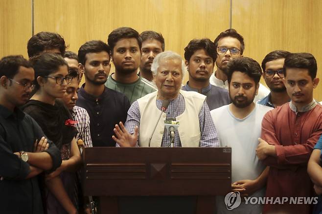 8일 다카 공항에 도착한 뒤 취재진에 발언하는 유누스 [AP 연합뉴스 자료사진. 재판매 및 DB 금지]