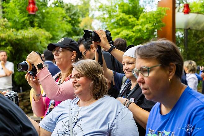 쌍둥이 판다 생일잔치 찾은 관람객들 (브루겔레트[벨기에]=연합뉴스) 8일(현지시간) 벨기에 브루겔레트 지역에 있는 파이리 다이자 동물원를 찾은 관람객들. [출처:벨기에 파이리 다이자 동물원 페이스북. 재판매 및 DB 금지] 2024.8.9 photo@yna.co.kr