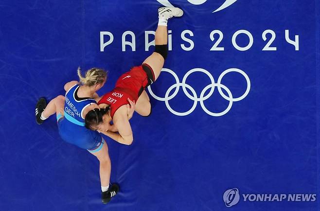 꿈에 그리던 파리 올림픽 매트에서 경기를 펼치는 이한빛(오른쪽) [AFP=연합뉴스]