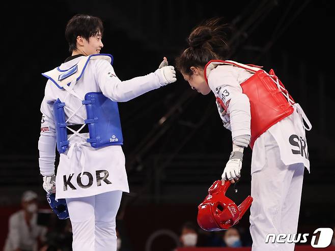 태권도 이다빈이 27일 오후 일본 지바현 마쿠하리 메세 A홀에서 열린 '2020 도쿄올림픽' 67kg급 여자 태권도 결승전에서 세르비아의 밀리차 만디치의 경기에서 엄지를 치켜세우고 있다. 2021.7.27/뉴스1 ⓒ News1 송원영 기자