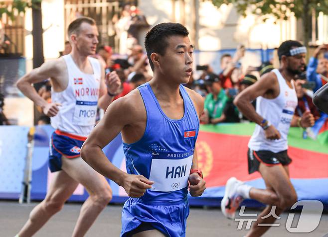 북한 한일룡 선수가 10일 오후(한국시간) 프랑스 파리시청 앞에서 2024 파리올림픽 남자 마라톤에 나와 힘차게 출발하고 있다. 2024.8.10/뉴스1 ⓒ News1 박정호 기자