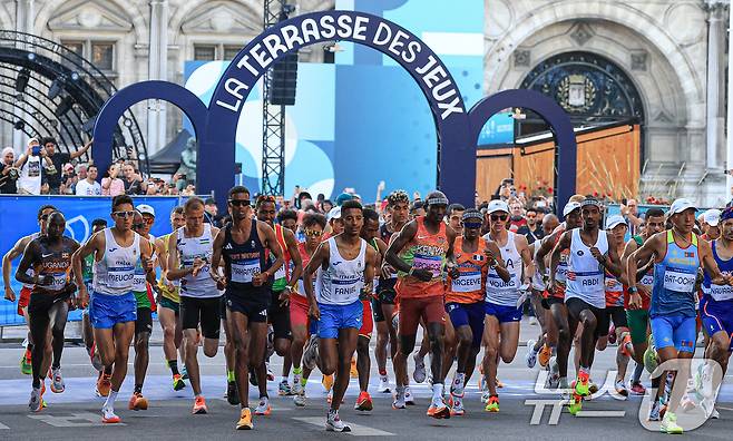 에티오피아의 케네니사 베켈레와 케냐의 엘리우드 킵초게를 비롯한 출전 산수들이 10일 오후(한국시간) 프랑스 파리시청 앞에서 2024 파리올림픽 남자 마라톤에 나와 힘차게 출발하고 있다. 2024.8.10/뉴스1 ⓒ News1 박정호 기자