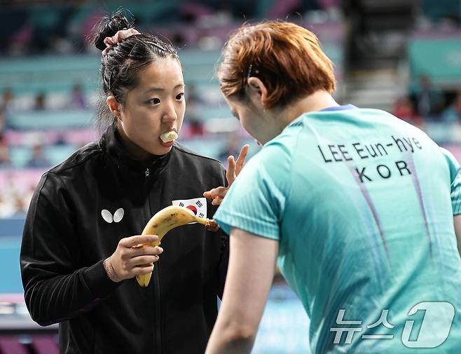 대한민국 탁구 대표팀 이은혜가 10일(한국시간) 프랑스 파리 사우스 파리 아레나4에서 열린 '2024 파리올림픽' 탁구 여자 단체 동메달 결정전 독일의 아네트 카우프만과의 경기에서 신유빈의 조언을 듣고 있다. 2024.8.10/뉴스1 ⓒ News1 이동해 기자