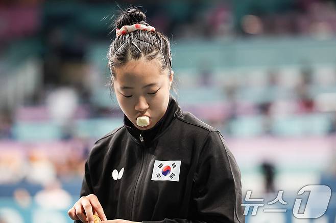 대한민국 탁구 대표팀 신유빈이 10일(한국시간) 프랑스 파리 사우스 파리 아레나4에서 열린 '2024 파리올림픽' 탁구 여자 단체 동메달 결정전 대한민국 이은혜와 독일의 아네트 카우프만의 경기에서 바나나를 먹고 있다. 2024.8.10/뉴스1 ⓒ News1 이동해 기자