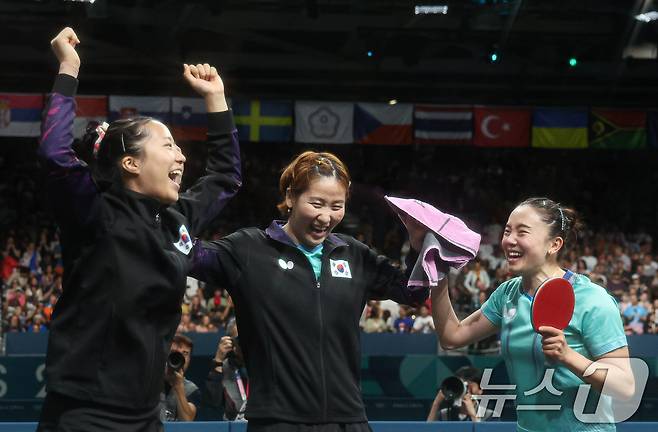 대한민국 탁구 대표팀 전지희, 신유빈, 이은혜가 10일(한국시간) 프랑스 파리 사우스 파리 아레나4에서 열린 '2024 파리올림픽' 탁구 여자 단체 동메달 결정전에서 승리한 후 기뻐하고 있다. 2024.8.10/뉴스1 ⓒ News1 이동해 기자