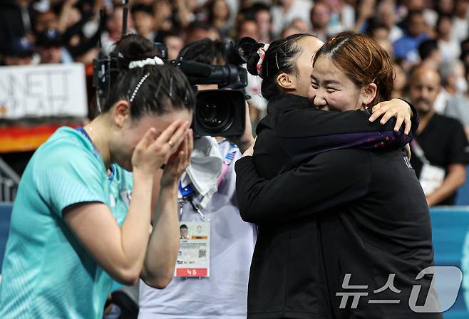 대한민국 탁구 대표팀 전지희, 신유빈, 이은혜, 오광헌 감독이 10일(한국시간) 프랑스 파리 사우스 파리 아레나4에서 열린 '2024 파리올림픽' 탁구 여자 단체 동메달 결정전에서 승리한 후 기뻐하고 있다. 2024.8.10/뉴스1 ⓒ News1 이동해 기자