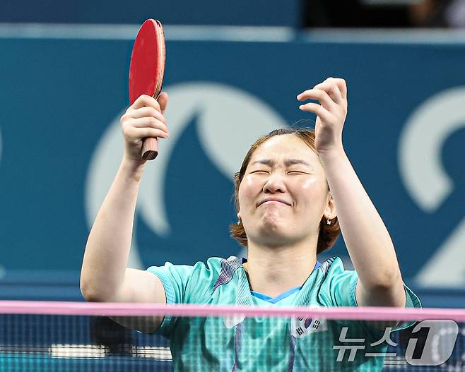 대한민국 탁구 대표팀 이은혜가 10일(한국시간) 프랑스 파리 사우스 파리 아레나4에서 열린 '2024 파리올림픽' 탁구 여자 단체 동메달 결정전 독일의 아네트 카우프만과의 경기에서 득점한 후 기뻐하고 있다. 2024.8.10/뉴스1 ⓒ News1 이동해 기자