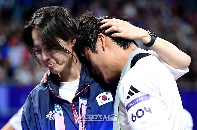 대한민국 태권도 국가대표 서건우(오른쪽)가 10일(한국 시간) 프랑스 파리 그랑팔레에서 열린 2024 파리올림픽 태권도 남자 80㎏급 덴마크의 에디 흐르니치와의 동메달 결정전에서 패한 가운데 오혜리 코치가 달래고 있다. 2024. 8. 10.  파리 | 박진업 기자 upandup@sportsseoul.com