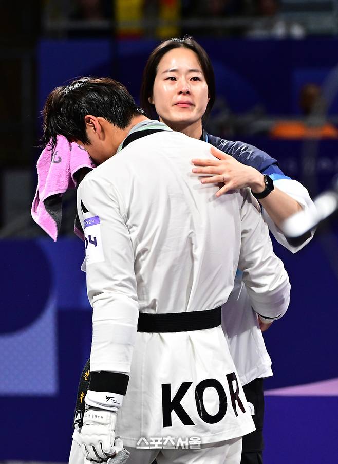 대한민국 태권도 국가대표 서건우가 10일(한국 시간) 프랑스 파리 그랑팔레에서 열린 2024 파리올림픽 태권도 남자 80㎏급 덴마크의 에디 흐르니치와의 동메달 결정전에서 패한 가운데 오혜리 코치가 달래고 있다. 2024. 8. 10.  파리 | 박진업 기자 upandup@sportsseoul.com