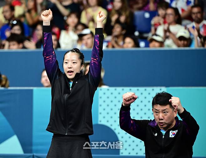 대한민국 탁구 대표팀의 신유빈(왼쪽)과 오광헌 감독이 6일 프랑스 파리 사우스 파리스 아레나4에서 열린 2024 프랑스올림픽 탁구 여자 단체 8강전 3경기에 나선 전지희의 득점에 기뻐하고 있다. 2024. 8. 6.  파리 | 박진업 기자 upandup@sportsseoul.com