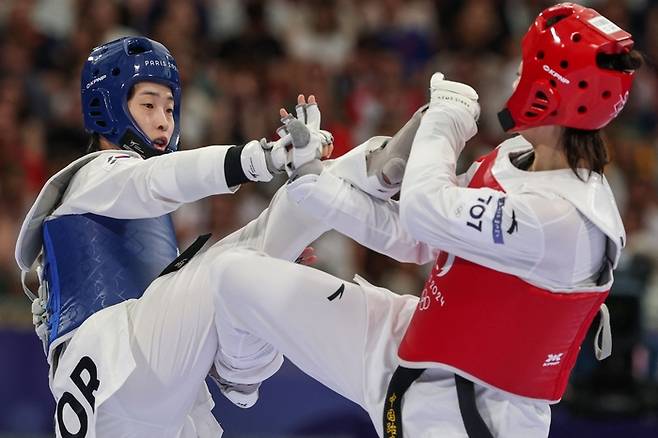 여자 태권도 국가대표 이다빈이 10일 프랑스 파리의 그랑팔레에서 열린 2024 파리올림픽 태권도 여자 67㎏초과급 8강전에서 중국의 저우 쩌치와 겨루고 있다. 사진 | 파리=AP연합뉴스