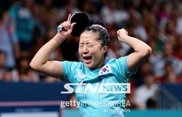 10일(이하 한국시각) 프랑스 파리 사우스 파리 아레나4에서 열린 2024 파리 올림픽 탁구 여자 단체전 동메달 결정전에서 신유빈이 득점한 후 두 손을 번쩍 들고 기뻐하고 있다. 사진┃파리=게티이미지코리아