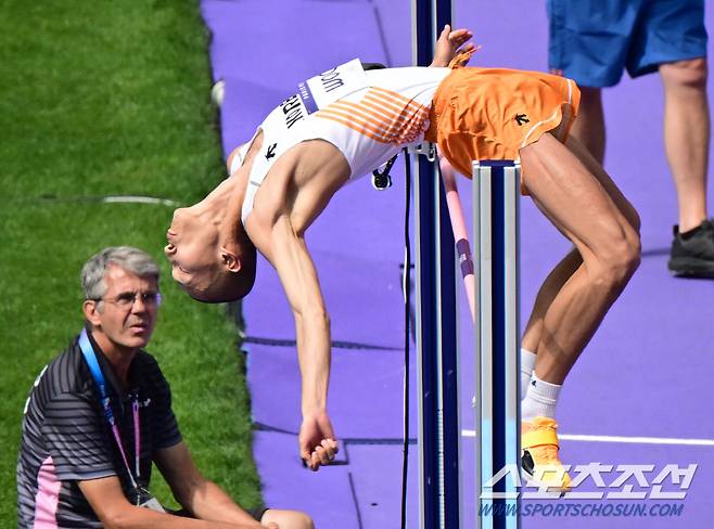 7일(한국시각) 프랑스 파리 스타드 드 프랑스에서 '2024 파리올림픽' 육상 남자 높이뛰기 예선이 열렸다. 우상혁이 2m27을 2차 시기에 통과하고 있다. 파리(프랑스)=정재근 기자 cjg@sportschosun.com/2024.8.7/