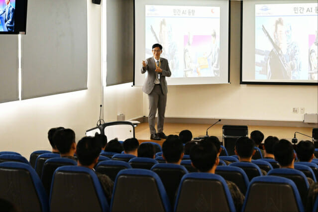 고현철 삼영이엔씨 이사가 군 부댜에서 AI 적용 사례를 발표하고 있다.