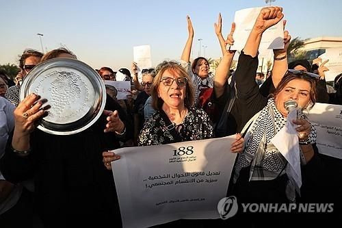 이라크 여성들이 수도 바그다드에서 미성년 결혼에 반대하는 시위를 벌이고 있다. [사진=AFP 연합뉴스]