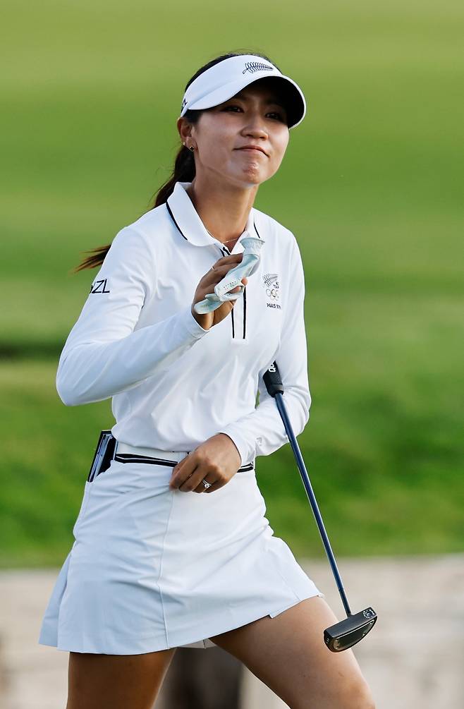 리디아 고가 2024파리 올림픽 골프 여자부 3라운드 경기를 공동 선두로 마치고 팬들의 환호에 답하고 있다. /EPA 연합뉴스