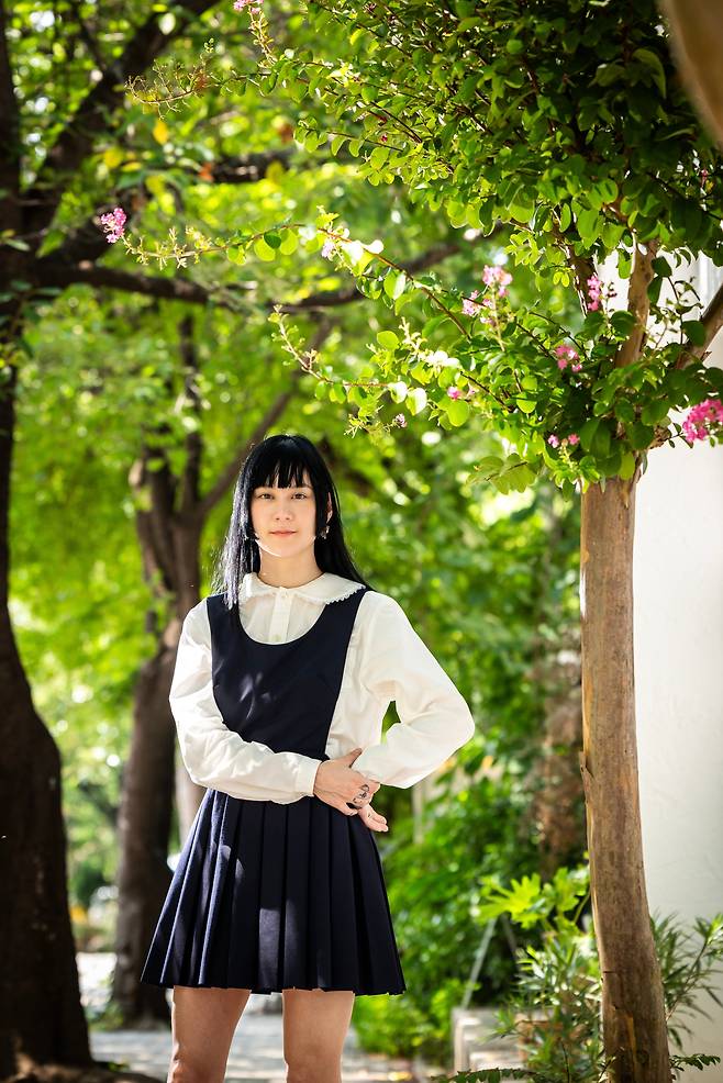 미셸 자우너가 지난 6일 서울 이태원 거리를 걷고 있다. 그는 “어머니가 가장 보고싶을 때는, 내가 성공하고 잘 나갈 때”라며 “엄마의 잔소리가 너무나 그립다”고 했다. 딸의 성취를 누구보다 기뻐했을 사람이 그 자리에 없다는 건 무엇으로도 채울 수 없는 상실이다. /이신영 영상미디어 기자