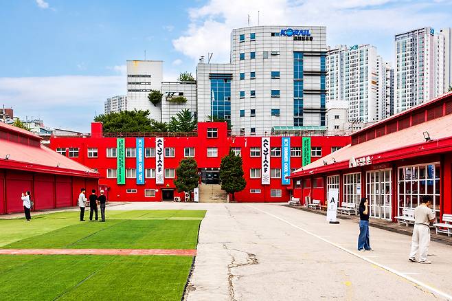 25일까지 아시아 청년 미술 축제 '2024 아시아프'가 열리는 '옛 국립극단 백성희장민호극장'. 축제를 끝으로 올해 말 역사 속으로 사라질 '빨간 건물'은 쉽게 잊히지 않겠다는 듯 8월의 뜨거운 태양 아래 더욱 강렬한 색감을 뽐낸다. / 양수열 영상미디어 기자