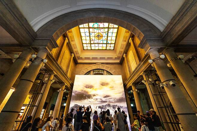 '문화역서울284' 중앙 홀에 전시 중인 'reROUND: 울림 그 너머'의 작품 '오션'. 스테인드글라스 아래 거대한 파도 영상이 관람객의 시선을 잡는다. / 양수열 영상미디어 기자