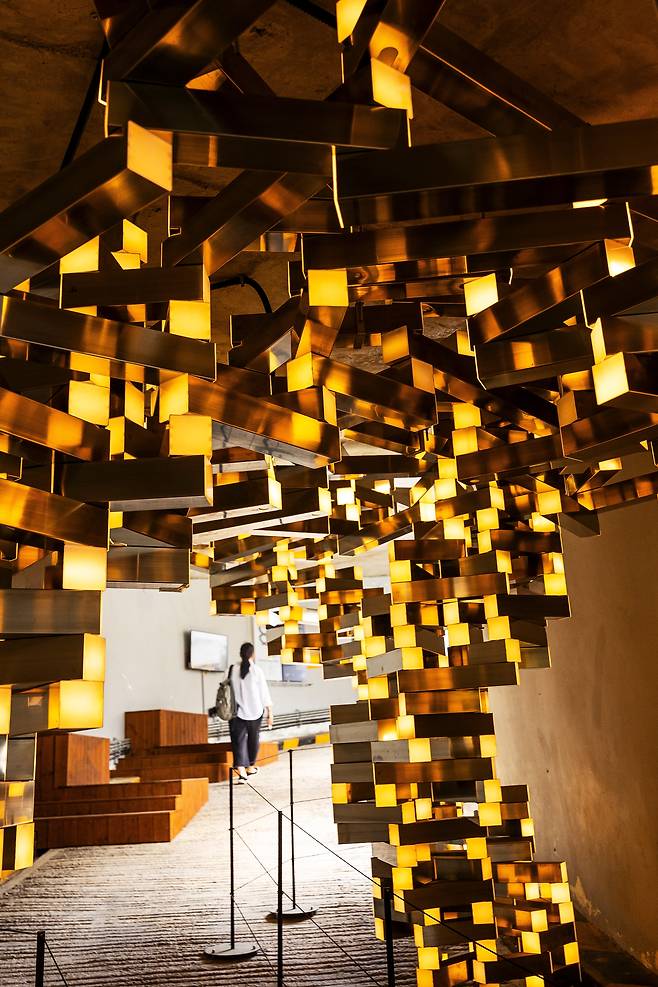 주차램프 내부 차가 지나다니던 통로를 장식한 시민 참여 공공 미술 작품 '생명의 그물'. / 양수열 영상미디어 기자