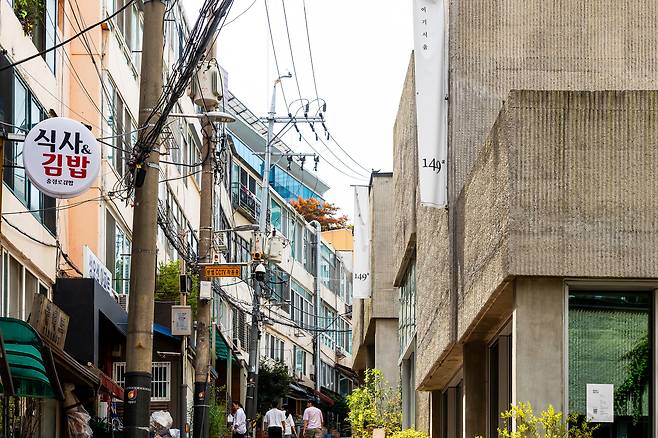 '중림동 성요셉거리'. 1971년에 지어진 성요셉아파트와 건축상 3관왕을 수상한 '중림창고'가 나란히 마주 보고 있다. 과거와 현재가 골목 하나를 사이에 두고 공존하는 풍경이다. / 양수열 영상미디어 기자