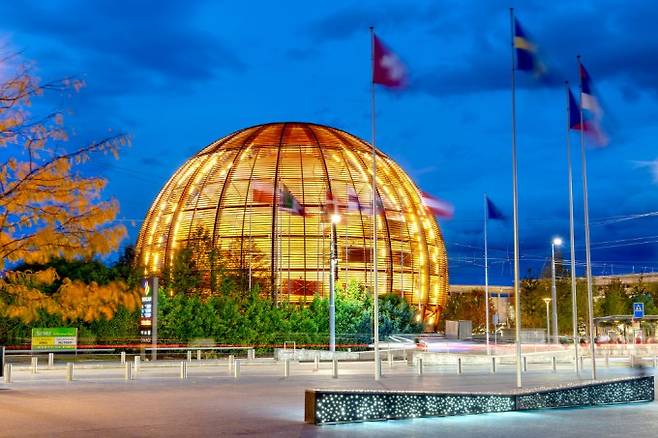  스위스 메헝의 CERN 입구에 있는 상징물 '과학과 혁신의 지구'