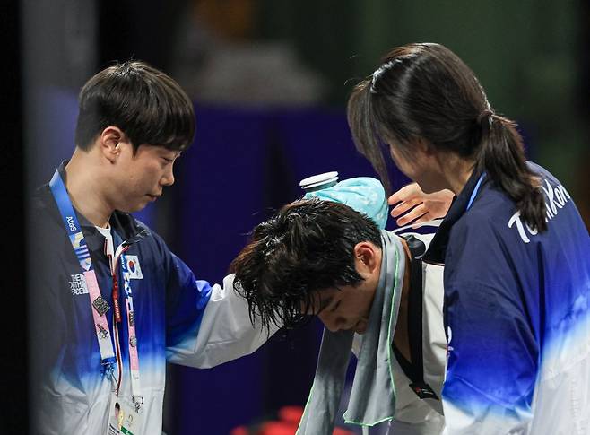 대한민국 태권도 국가대표팀 서건우 선수가 10일 오전(한국시간) 프랑스 파리 그랑 팔레에서 진행된 2024 파리올림픽 태권도 남자 80kg급 동메달 결정전 덴마크의 에디 흐르닉 선수와의 경기를 패배한 후 오혜리 코치의 위로를 받고 있다 / 사진 = 뉴스1