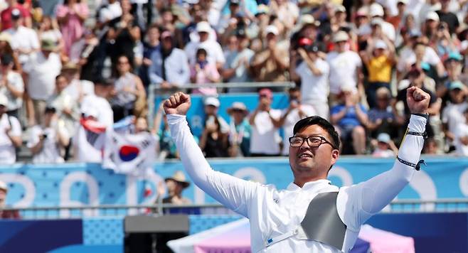 김우진이 4일(현지시각) 프랑스 파리 레쟁발리드에서 열린 2024 파리 올림픽 양궁 남자 개인전 결승 미국 브레이디 엘리슨과의 경기에서 슛오프 접전 끝에 승리하며 금메달을 확정한 뒤 기뻐하고 있다. / 사진 = 뉴시스