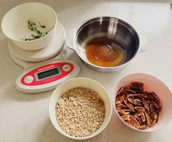 수제 그래놀라의 재료. 사진 염혜민