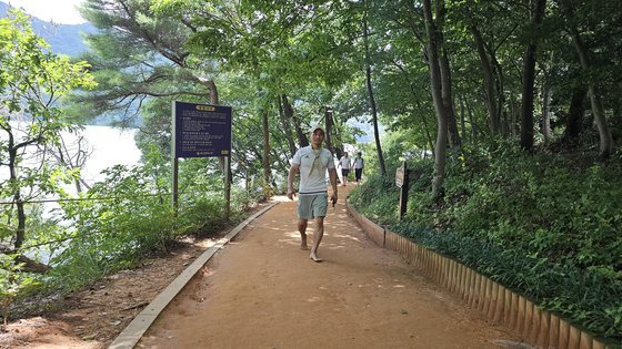 부산 땅뫼산 황톳길. 김영주 기자