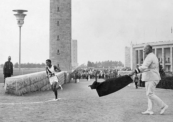1936년 베를린 올림픽 남자 마라톤에서 선두로 달리고 있는 손기정 선수. [사진 아사히신문]