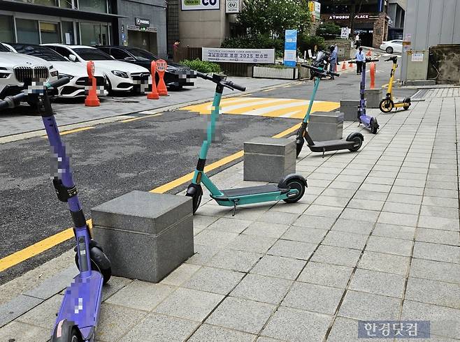 8일 강남역 인근에 세워져있던 공유킥보드들. 5대 중 4대의 제품이 동일한 제품으로, 중국산이었다. /사진=김영리 기자