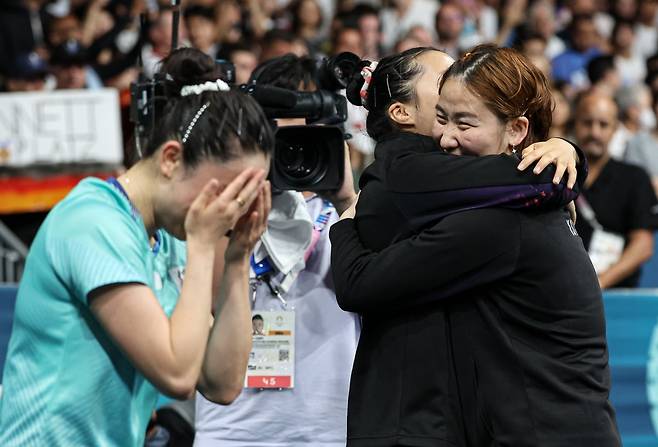 대한민국 탁구 대표팀 전지희, 신유빈, 이은혜, 오광헌 감독이 10일(한국시간) 프랑스 파리 사우스 파리 아레나4에서 열린 '2024 파리올림픽' 탁구 여자 단체 동메달 결정전에서 승리한 후 기뻐하고 있다. 사진=뉴스1