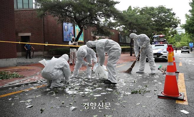 북한에서 부양한 대남 쓰레기 풍선 내용물이 지난달 24일 서울 중구 국립정동극장 인근에 떨어져 관계자들이 현장 확인 후 내용물을 치우고 있다. 권도현 기자