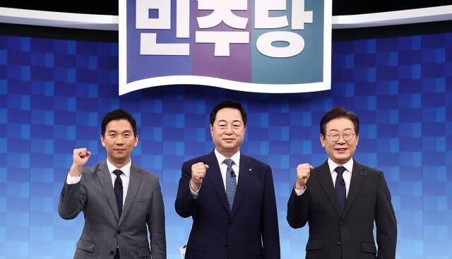 더불어민주당 김지수(왼쪽부터), 김두관, 이재명 당 대표 후보가 6일 서울 양천구 SBS 목동스튜디오에서 열린 방송토론회에 앞서 기념 촬영을 하고 있다. 연합뉴스