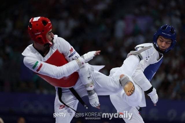 태권도 서건우가 9일(한국시각) 프랑스 파리에 위치한 그랑 팔레에서 열린 2024 파리 올림픽 태권도 남자 80㎏급 4강전에서 메흐란 바르호르다리(이란·9위)와 대결을 하고 있다./게티이미지코리아