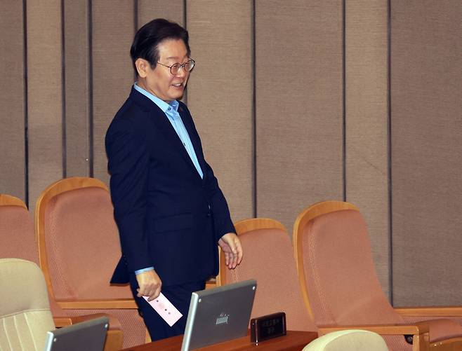 이재명 더불어민주당 당대표 후보. 사진은 이 후보가 지난 2일 오후 국회 본회의에서 민생회복지원금 법안 관련 무제한토론 종결동의의 건 투표를 하는 모습. [연합]