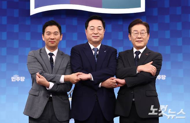 더불어민주당 김지수(왼쪽부터), 김두관, 이재명 당대표 후보가 6일 서울 양천구 SBS 목동스튜디오에서 열린 방송토론회에 앞서 기념촬영을 하고 있다. 국회사진취재단