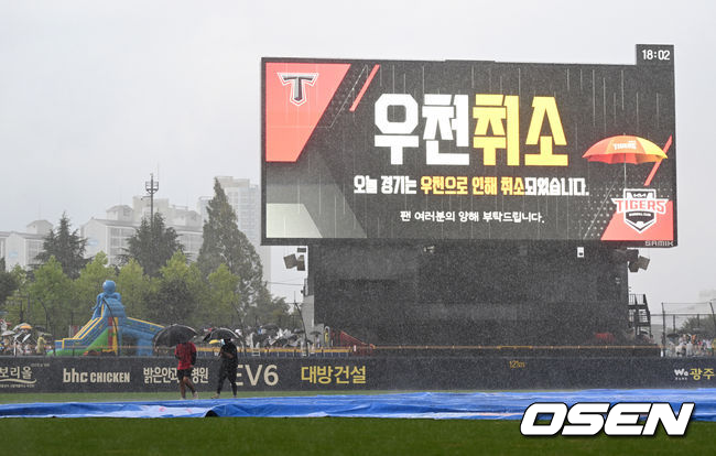 [OSEN=광주, 이대선 기자] 10일 오후 광주-기아챔피언스필드에서 열릴 예정이었던 ‘2024 신한 SOL Bank KBO리그’ KIA 타이거즈와 삼성 라이온즈의 경기가 우천 취소 됐다.취소된 이 경기는 추후 재편성된다.사진은 우천 취소를 알리는 전광판. 2024.08.10 /sunday@osen.co.kr