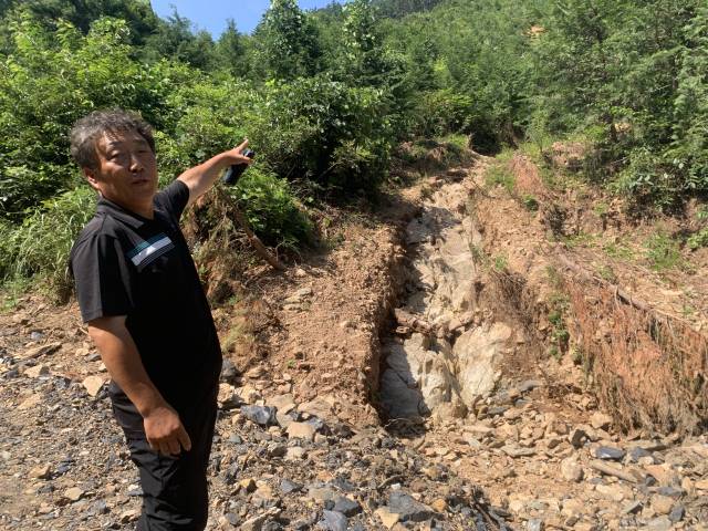 ▲전북 익산시 함라면 수동(壽洞) 마을 바로 뒷편의 함라산(咸羅山) 기슭은 곳곳이 수마에 할퀴어 있었다. 정희태 함라면 재해대책위원장이 지난 7월의 극한호우로 깊게 페인 피해 지점을 가르키고 있다. ⓒ프레시안