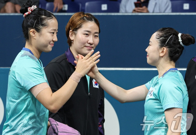 한국 탁구 대표팀 신유빈(왼쪽부터), 이은혜, 전지희가 10일(한국시간) 프랑스 파리 사우스 파리 아레나4에서 열린 2024 파리 올림픽탁구 여자 단체 동메달 결정전을 앞두고 파이팅을 외치고 있다. /사진=뉴스1