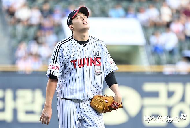 LG 투수 임찬규는 9일 잠실구장에서 열린 '2024 신한 SOL Bank KBO 리그' NC와 주말 3연전 첫 번째 경기에서 선발 등판했다. 2⅔이닝 7실점으로 부진한 투구를 선보였다. 엑스포츠뉴스 DB