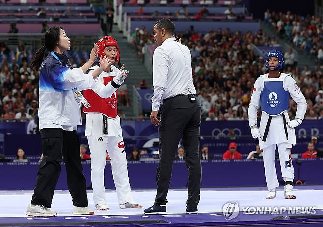 심판 판정에 항의하는 서건우-오혜리 코치 (파리=연합뉴스) 임화영 기자 = 9일(현지시간) 프랑스 파리 그랑팔레에서 열린 2024 파리올림픽 태권도 남자 80kg급 16강전에 출전한 한국 서건우가 칠레 호아킨 추르칠과의 2라운드에서 마지막 공격이 인정되지 않고 패배 판정을 받자 오혜리 코치와 함께 심판에 항의하고 있다. 2024.8.9 hwayoung7@yna.co.kr