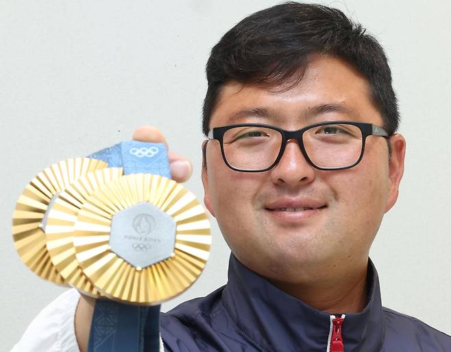 연합뉴스와 인터뷰하는 '파리올림픽 3관왕' 김우진 (서울=연합뉴스) 류영석 기자 = 파리올림픽 양궁 3관왕 김우진이 지난 9일 서울 강남구에서 연합뉴스와 인터뷰하기 전 취재진에게 메달을 보이고 있다. 2024.8.10 ondol@yna.co.kr