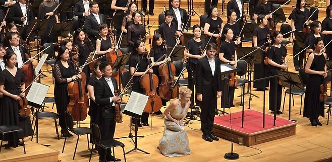 무릎 꿇고 인사하는 윤투넨 (서울=연합뉴스) 핀란드 출신 소프라노 헬레나 윤투넨이 9일 서울 송파고 롯데콘서트홀에서  슈트라우스의 '네 개의 마지막 노래'를 부른 뒤 관객에게 인사하고 있다. 2024.08.09 hyun@yna.co.kr