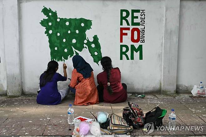 벽화 그리는 방글라데시 청년들 (다카 AFP=연합뉴스) 지난 9일(현지시간) 방글라데시 수도 다카의 한 도로에서 청년들이 벽화를 그리며 환경 미화에 나서고 있다. 2024.8.10. photo@yna.co.kr