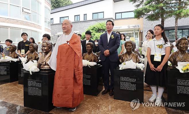 2024년 일본군 위안부 피해자 기림의 날 행사 (경기 광주=연합뉴스) 홍기원 기자 = 10일 오전 경기도 광주시 나눔의집에서 열린 '2024년 일본군 위안부 피해자 기림의 날' 행사에서 참석자들이 기념사진을 찍고 있다. 2024.8.10 xanadu@yna.co.kr