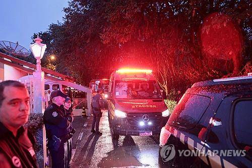 브라질 여객기 추락 현장에 도착한 구급차 [로이터=연합뉴스]