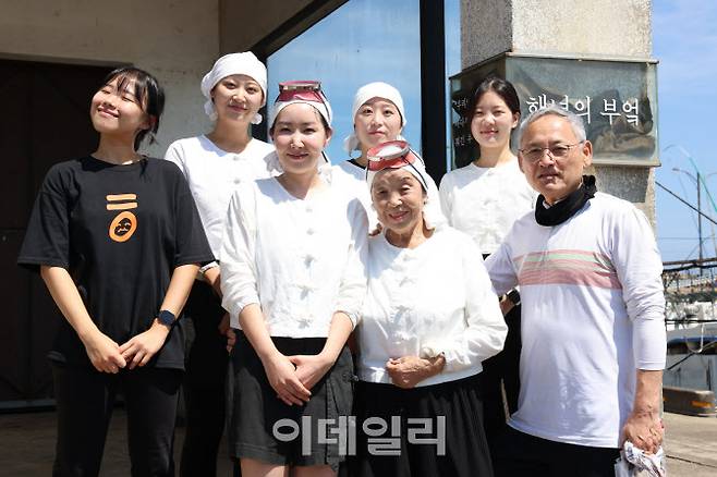 유인촌 문화체육관광부 장관이 8일 제주의 해녀를 소재로 공연 관광을 운영하는 제주 제주시 해녀의부엌 종달점을 방문해 공연을 관람하고 출연진과 기념촬영을 하고 있다. (사진=문화체육관광부)